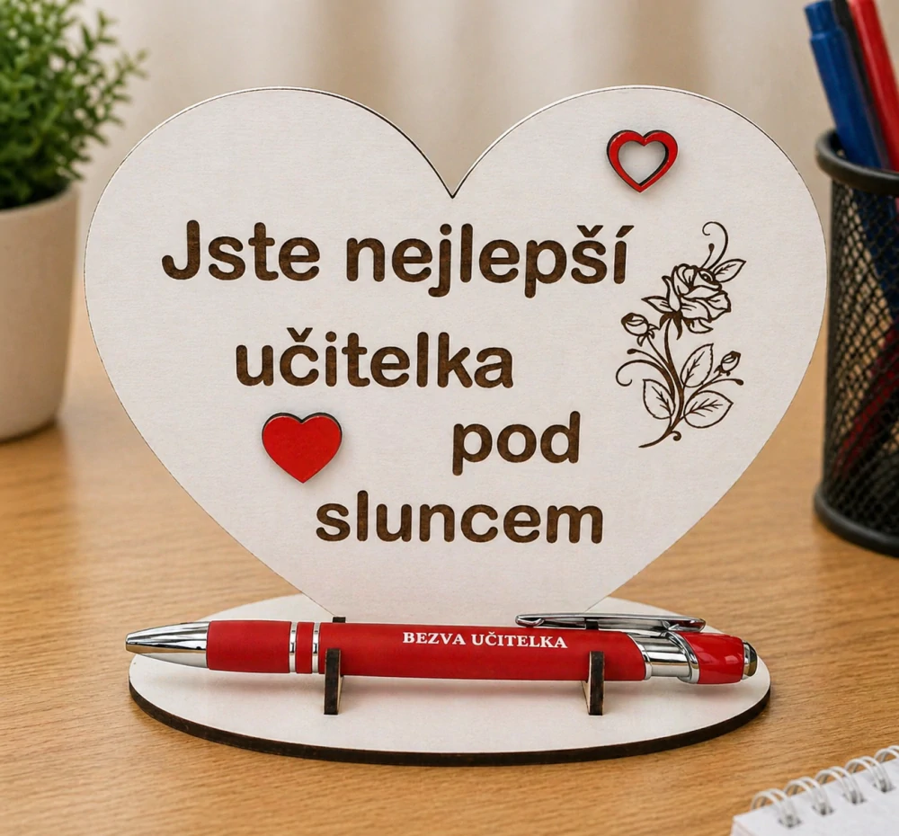 Dřevěný stojánek s nápisem a propiskou