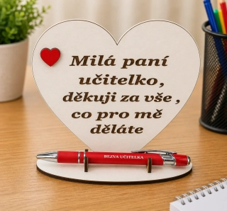 Dřevěný stojánek s nápisem a propiskou