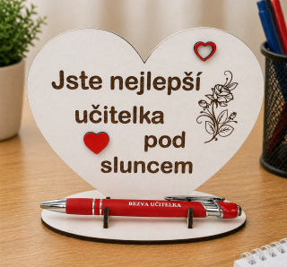Dřevěný stojánek s nápisem a propiskou