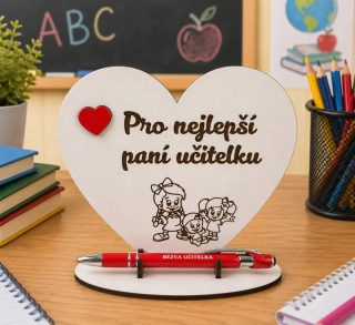 Dřevěný stojánek s nápisem a propiskou