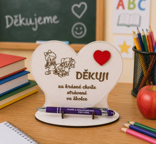 Dřevěný stojánek s nápisem a propiskou