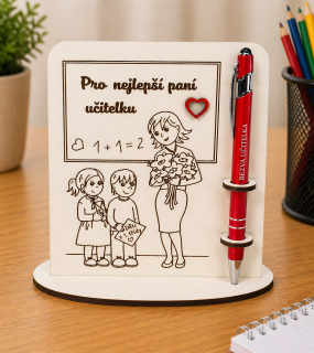 Dřevěný stojánek s nápisem a propiskou
